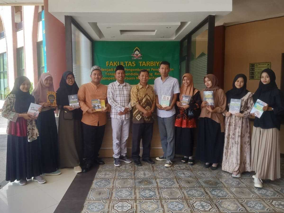 Dalam Rangka Hari Lahir IAIN Madura ke-57, Mahasiswa MPI Serahkan 10 Buku ke Kaprodi