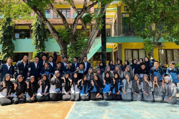 Dosen Dan Mahasiswa MPI UIN Madura Berkolaborasi Gencarkan Semangat Kewirausahaan Di Kalangan Siswa SMKN 3 Pamekasan