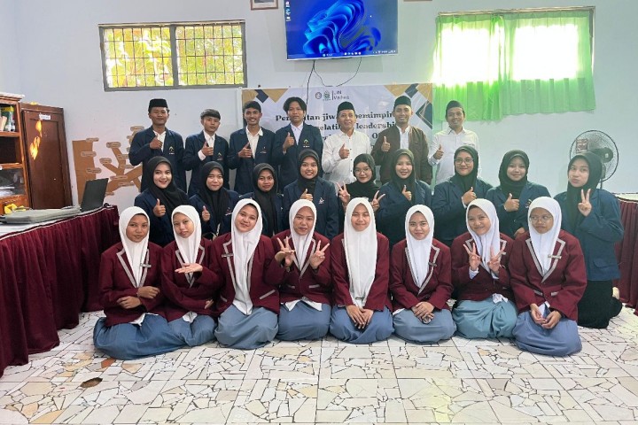 KUATKAN KARAKTER KEPEMIMPINAN OSIS, MPI UIN MADURA HADIRKAN PELATIHAN DI MA UMMUL QURO PUTRI